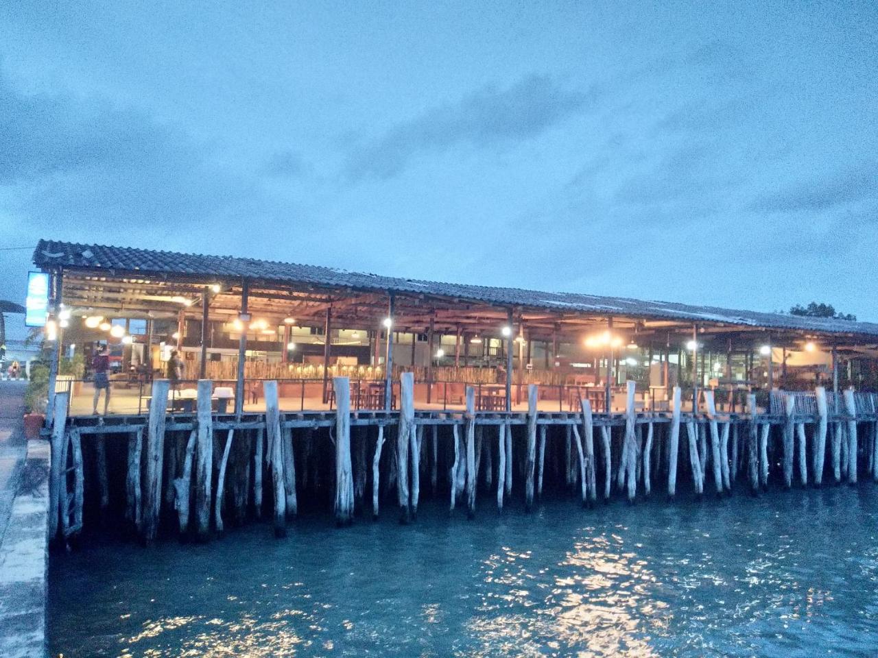 I Na Seaview Hostel Rayong Exterior photo